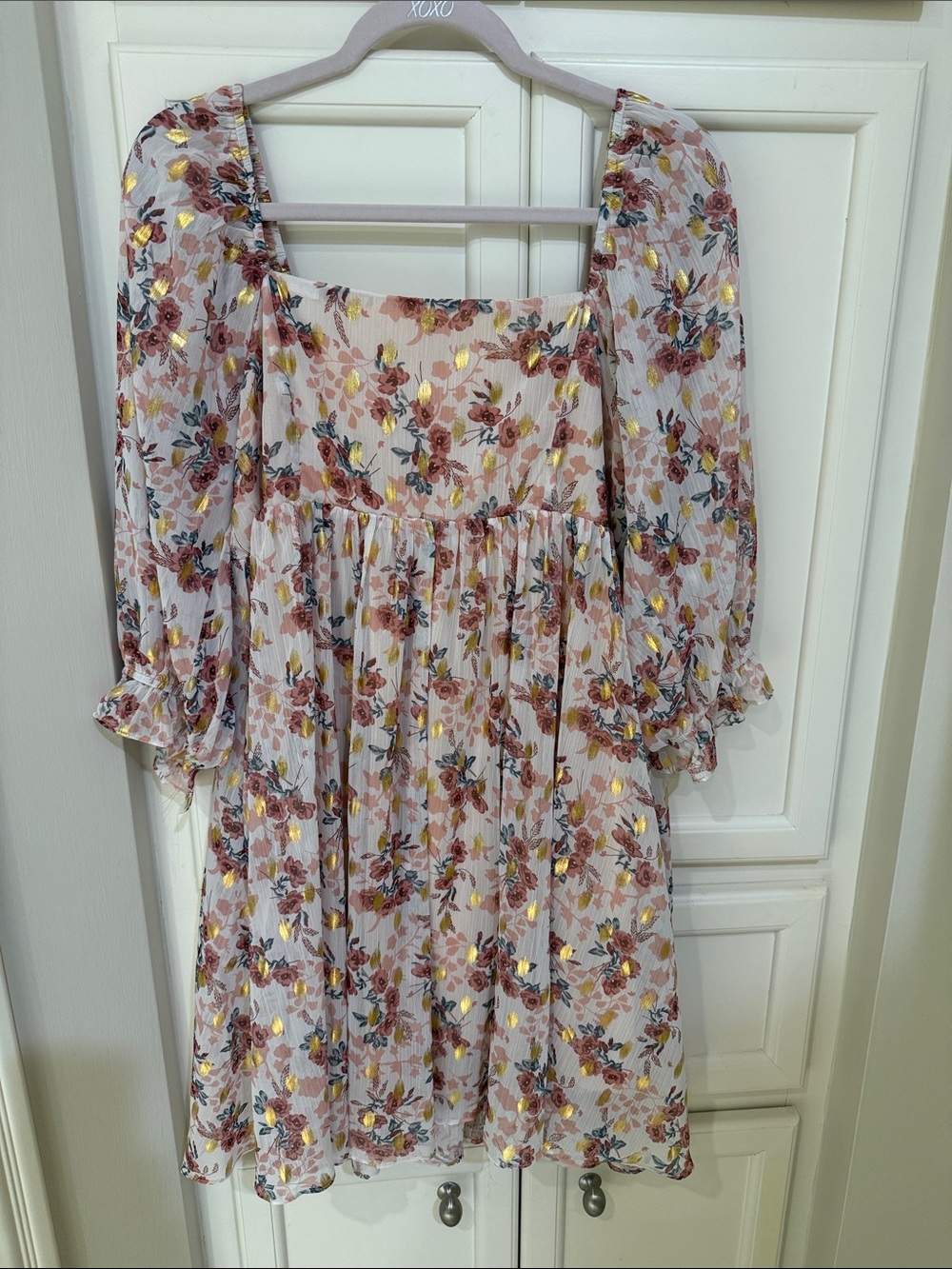 Floral Puff-Sleeve Dress in Light Pink with Gold Accents